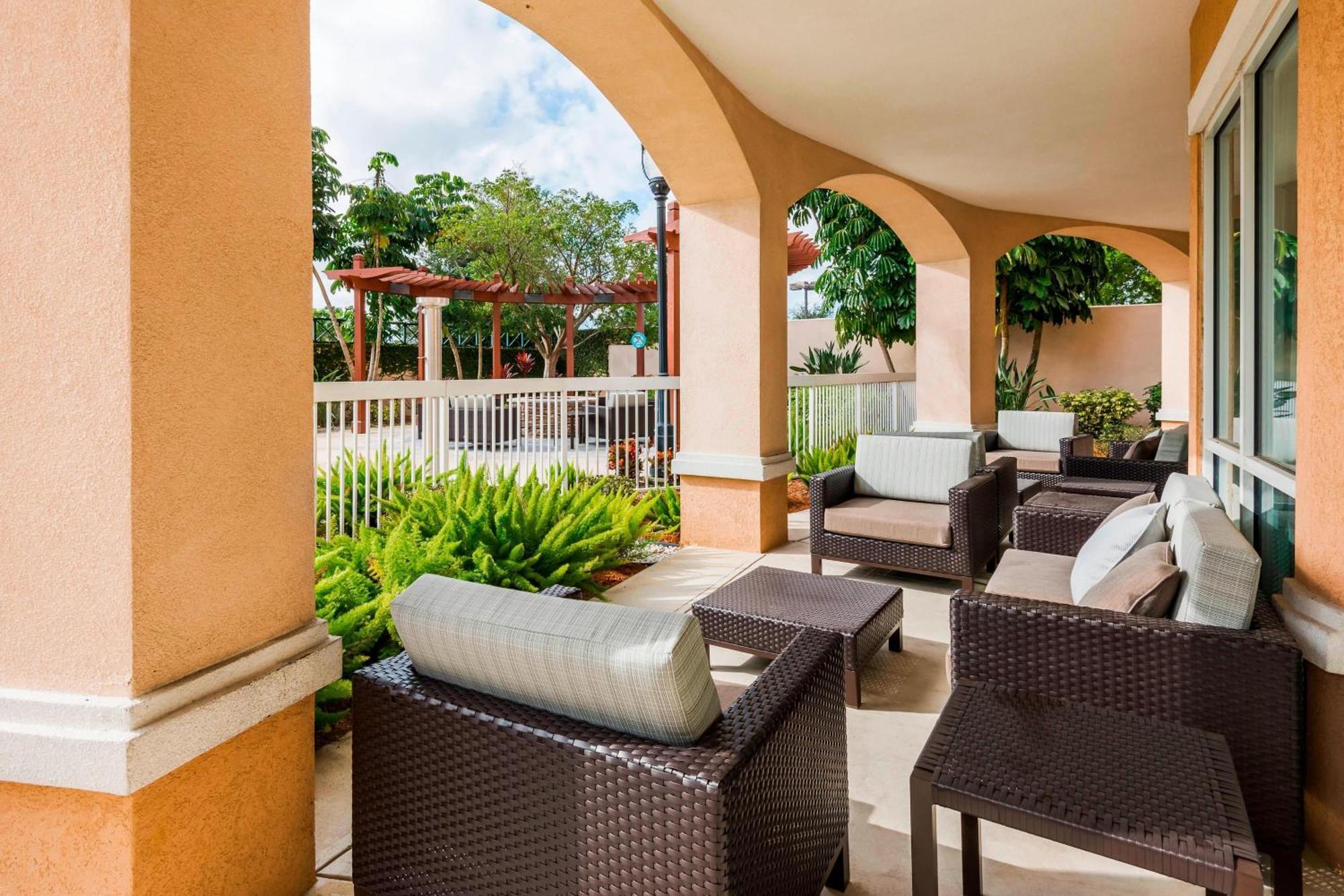 Courtyard Fort Myers At I-75 And Gulf Coast Town Center Estero Exteriér fotografie